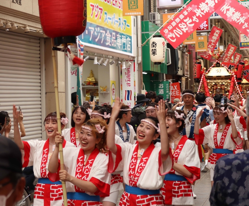 巡行を再開。天神橋筋商店街をさらに北へ進む