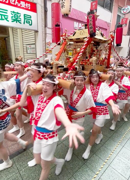 ［写真］大阪市内は猛暑日となったが、ギャルみこしは元気に練り歩いた＝23日午後、大阪市北区で