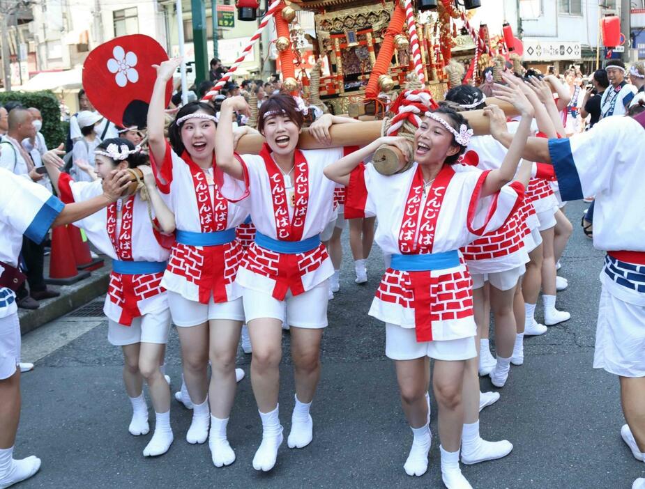 第41回天神祭ギャルみこしのスタート時