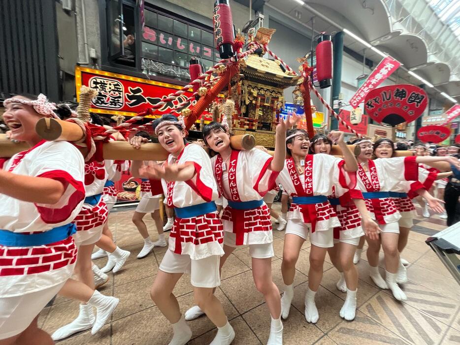 ［写真］わっしょいの掛け声とともに練り歩くギャルみこし＝23日午前、大阪市北区で