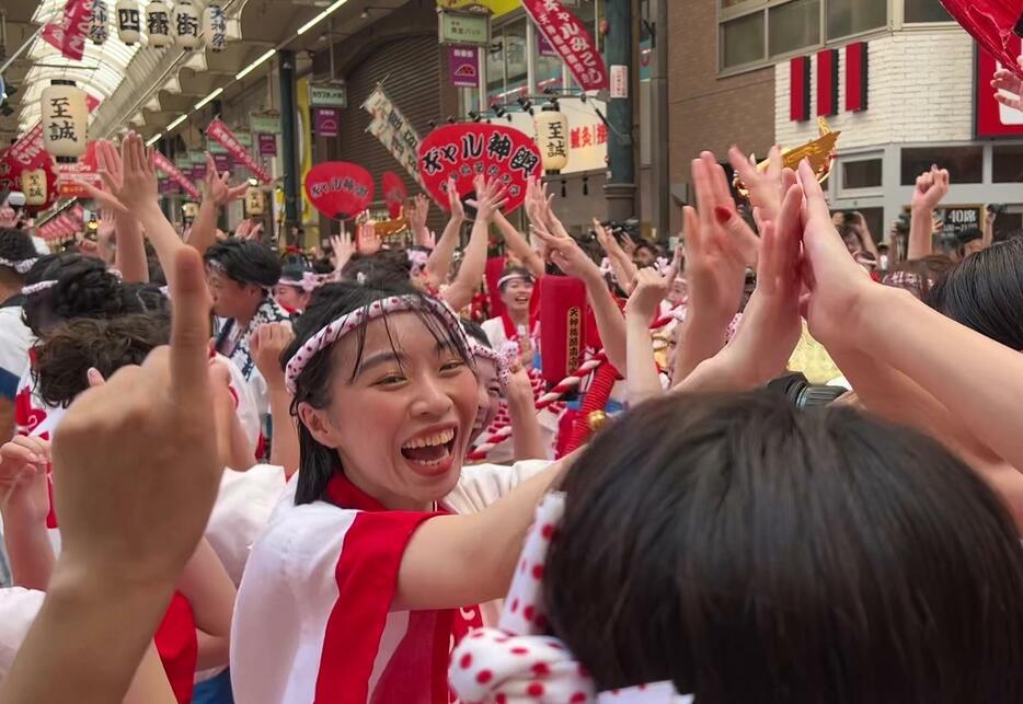 大阪締めのあと、ハイタッチを交わすギャルたち