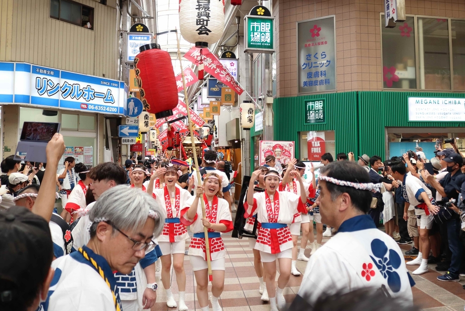 天神橋筋商店街にはギャルみこしを一目見ようと多くの人々が詰めかけた