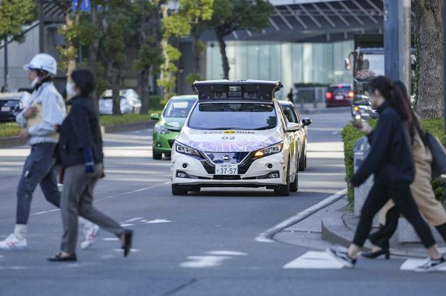 横浜みなとみらい地区で実証実験を開始する日産の自動運転実験車両。