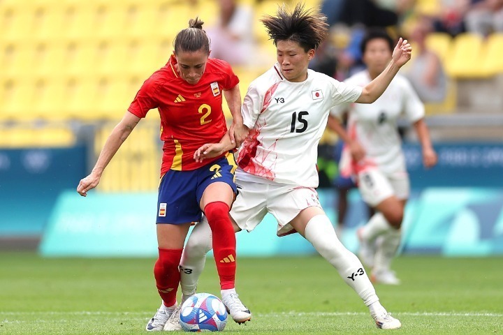 13分に直接FKを決めた藤野あおば（右）。(C)Getty Images