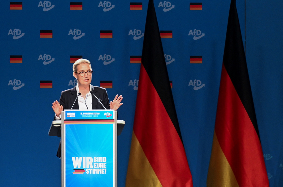 　ドイツの右派政党「ドイツのための選択肢（ＡｆＤ）」は６月２９日、西部エッセンで開いた党大会で、党員数が大幅に増えたと発表した。写真は３０日、党大会で話すアリス・ワイデル共同党首（２０２４年　ロイター/Jana Rodenbusch）