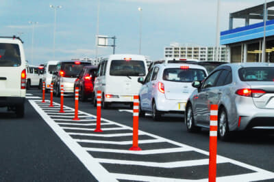 本線に合流するときのウインカーは右が正解なのか、左なのか迷うところ