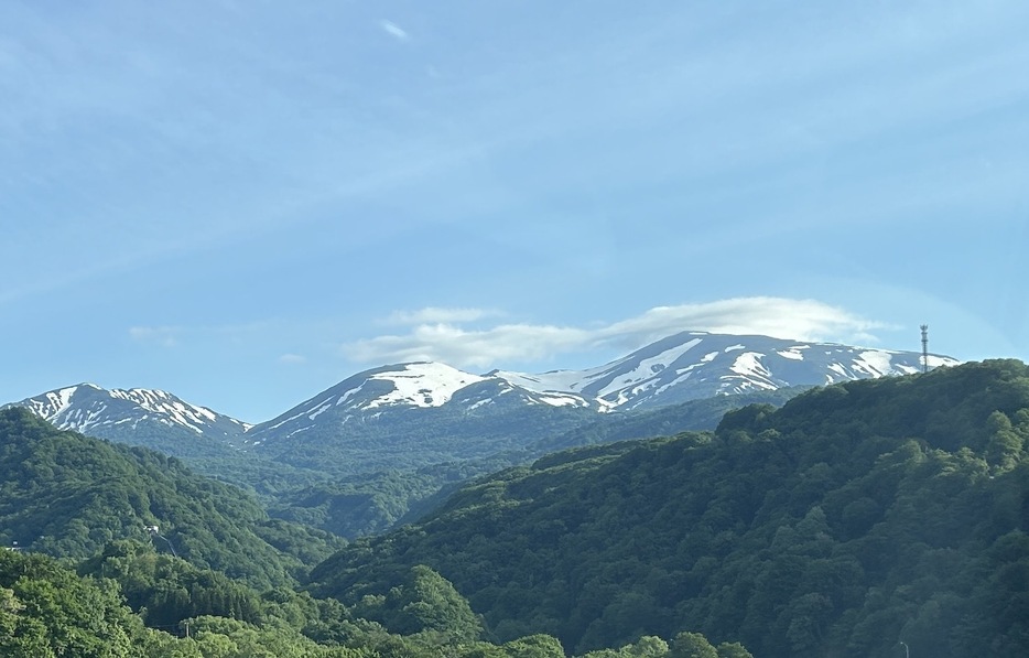 笠雲をかぶる残雪の月山