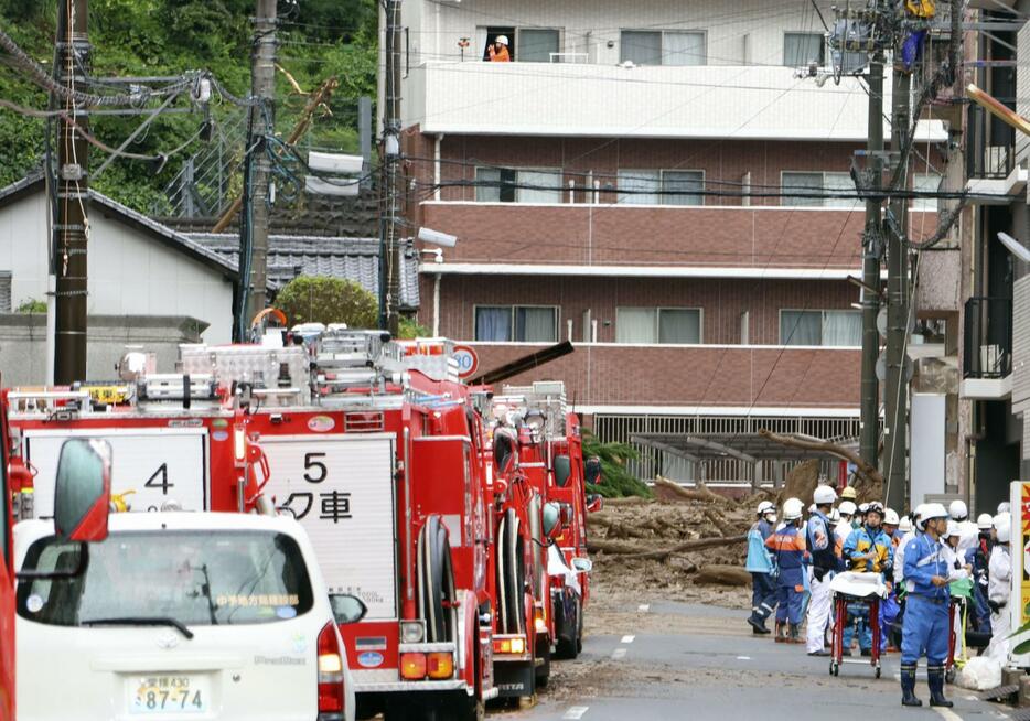 松山市で発生した土砂崩れの現場付近＝12日午前7時1分