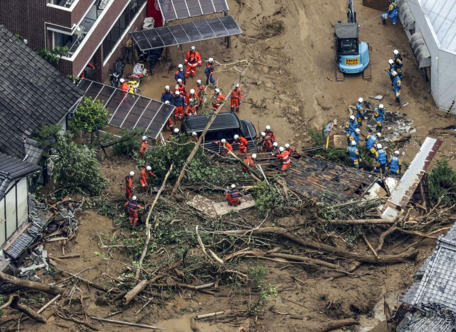 松山市で発生した土砂崩れの現場＝12日午前10時18分（共同通信社ヘリから）