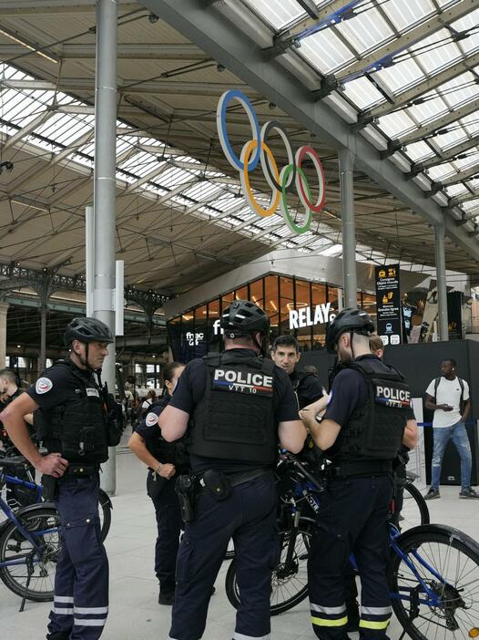 100年ぶりの五輪開幕を控え、パリ北駅構内で警戒する警察官。高速列車TGVの路線網に大規模な破壊行為があった影響で緊張が高まっていた＝26日、パリ（共同）