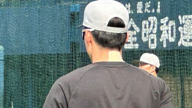 巨人の若林楽人選手は首にテーピング