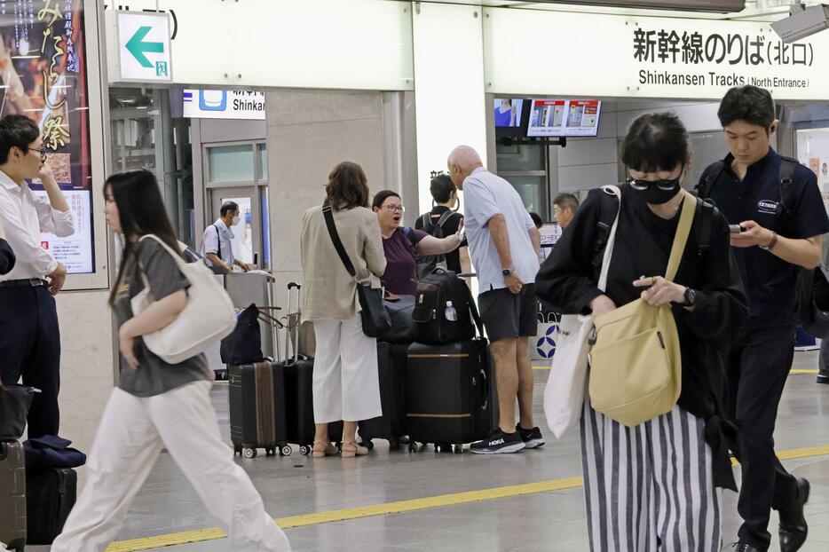 東海道新幹線が始発から全線で運転を再開し、人が行き交うJR名古屋駅＝23日午前