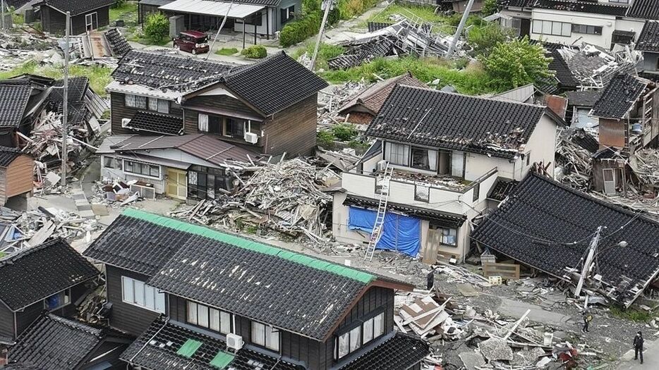 倒壊したまま残る石川県珠洲市宝立町地区の家屋＝6月28日（ドローンから）（共同イメージズ）
