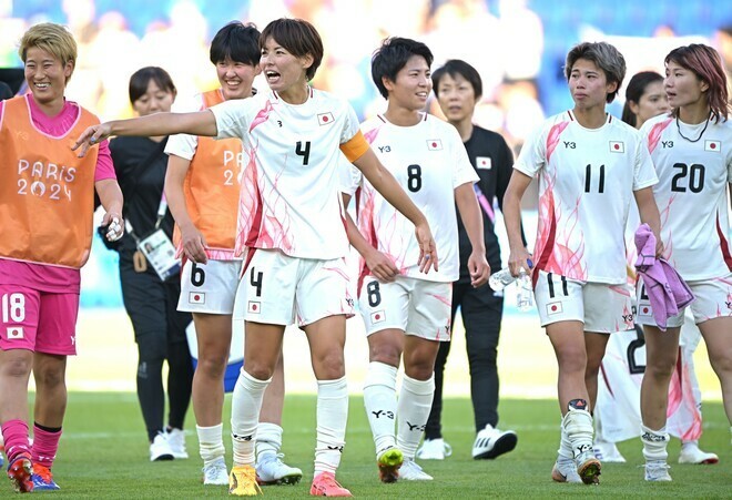 なでしこジャパンのキャプテンであり生き字引の熊谷（４番）。写真：金子拓弥 (サッカーダイジェスト写真部／JMPA代表撮影)