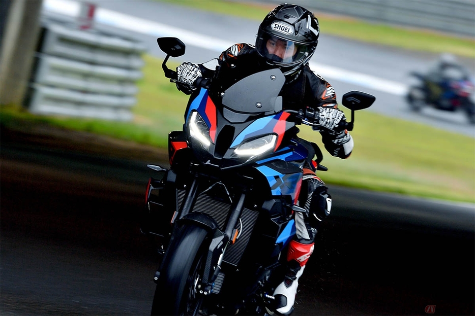 雨の中、BMW Motorrad「M1000XR」の走りを楽しむ石塚健選手