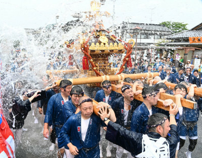 びしょぬれになりながら中尊寺金色堂を目指すみこし