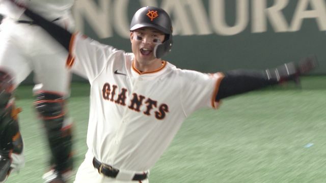 サヨナラタイムリーを放った巨人の若林楽人選手(画像：日テレジータス)