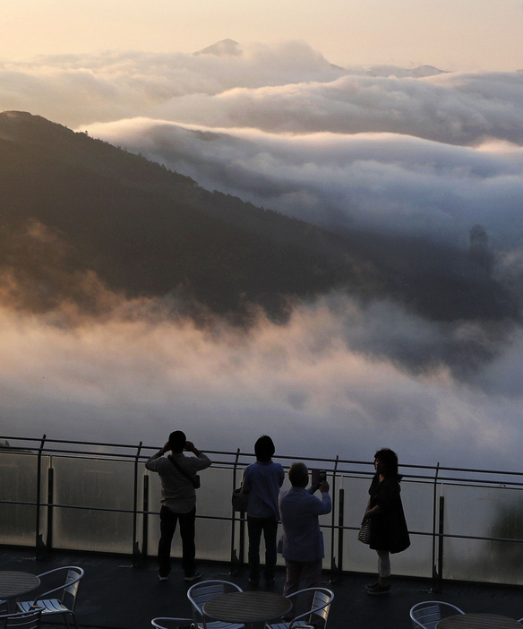 星野リゾートトマムで「雲海」を楽しむ人たち＝2018年7月、北海道占冠村