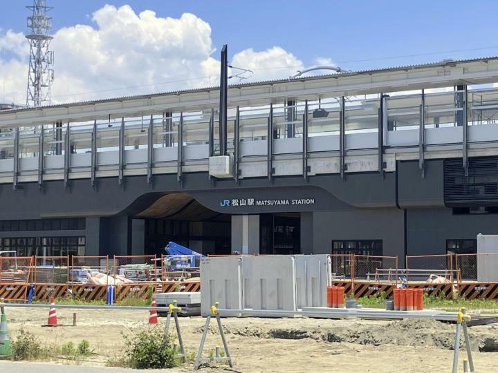 9月29日の開業が決まった新たなJR松山駅の駅舎＝6月上旬、松山市南江戸1丁目