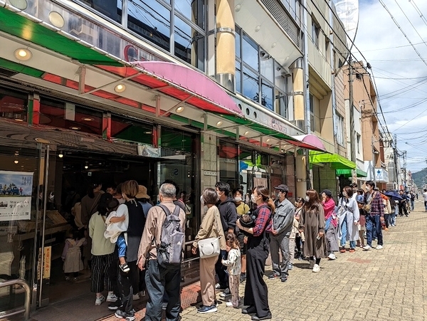 オープンイベントに長蛇の列ができた銀鈴ビル