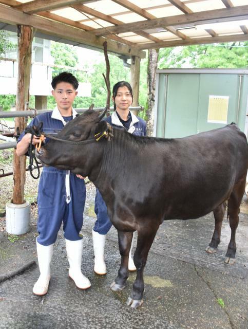 畜産を学ぶため海外に派遣される石山弘樹さん（左）と足立英加さん