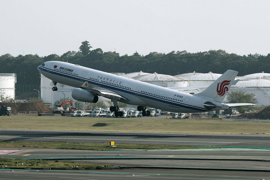 成田空港を飛び立つ中国国際航空（写真・時事通信）