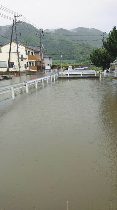 大雨で増水し、水があふれ出した住宅地近くの用水路＝1日午前8時50分ごろ、山口市小郡上郷