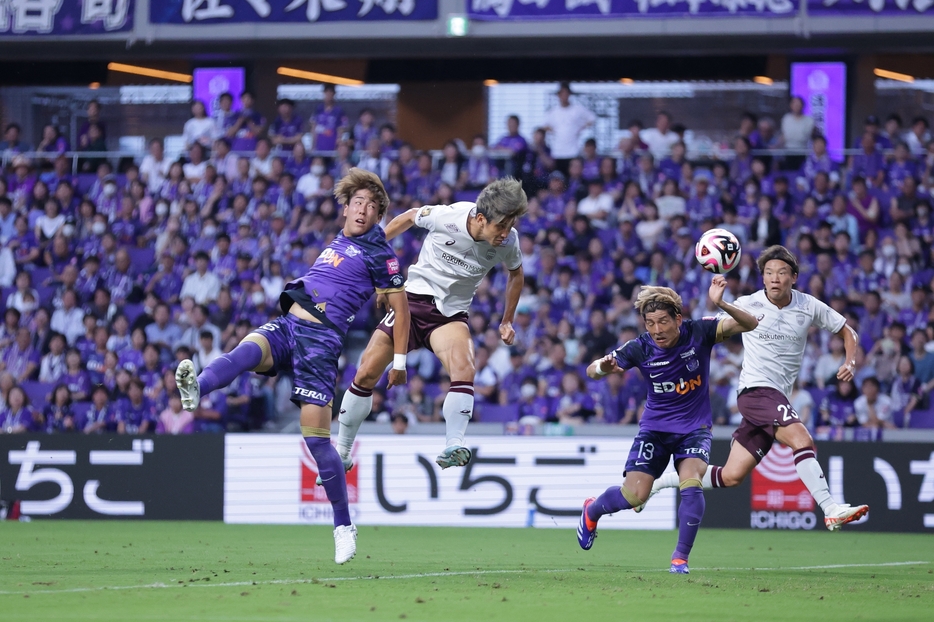 神戸は11分、大迫が豪快なヘディングシュートを決めて先制（写真◎J.LEAGUE）