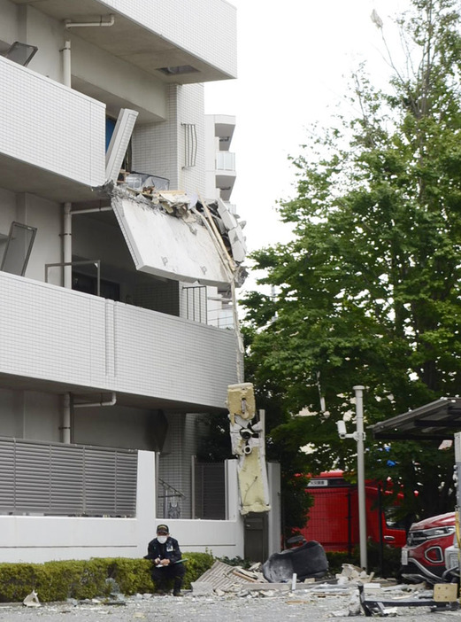 爆発のあったマンションでは、現場検証が行われた＝19日午前9時半ごろ、川口市並木2丁目