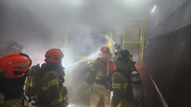 (写真：朝鮮日報日本語版) ▲1日未明、ソウル地下鉄の大峙駅で煙の出た作業車に放水する消防隊員。