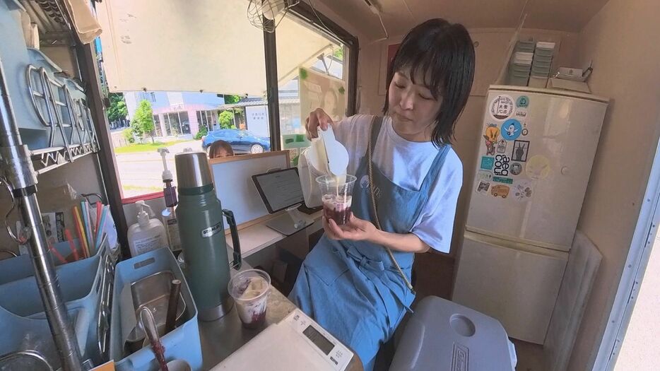 移動販売車で甘酒を提供する山岸さん