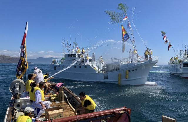 細島みなと祭りの海上渡御（とぎょ）で水をかけ合う漁船団