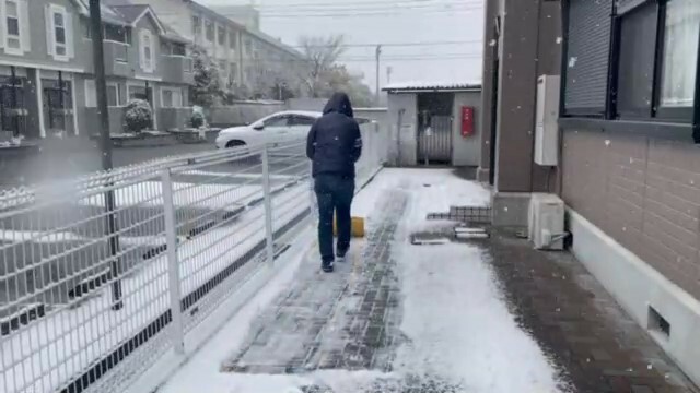 アパート前の雪かきの様子