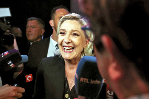 ６月３０日、フランス北部エナンボーモンで、開票速報を受けて記者団の取材に応じるマリーヌ・ルペン氏＝ロイター