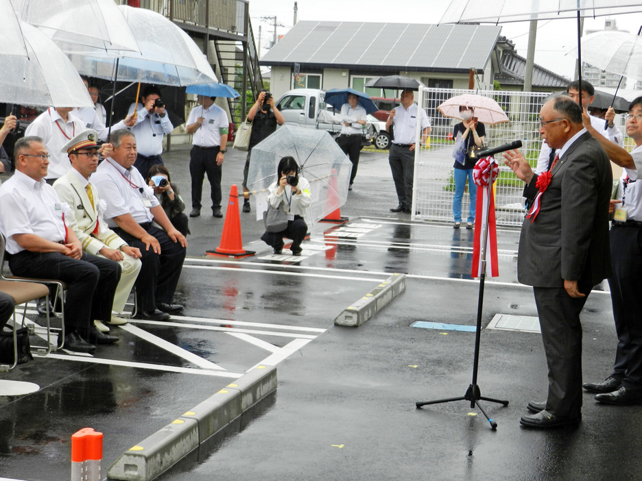 開局式に出席した関係者ら＝鋸南