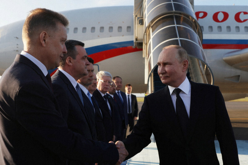 カザフスタンの首都アスタナにある空港に到着したプーチン露大統領（右）＝2024年7月3日、スプートニク通信・ロイター