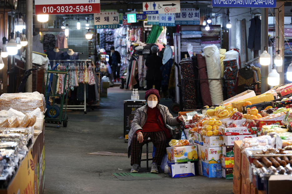 　韓国統計局が７月２日発表した６月の消費者物価指数（ＣＰＩ）は、前年比２．４％上昇した。伸び率は昨年７月以来１１カ月ぶり低水準で、５月の２．７％から鈍化した。２０２２年４月、ソウルで撮影（２０２４年　ロイター/Kim Hong-Ji）
