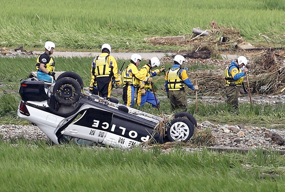 山形県新庄市で、救助要請に対応していた警察官らが乗ったまま流されたパトカー＝26日午後