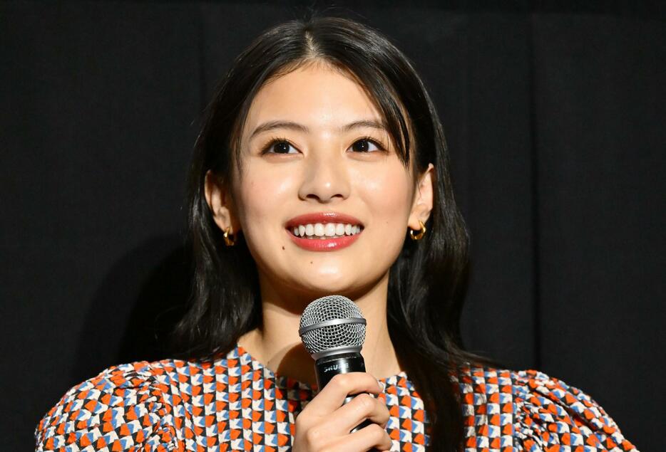 大阪市内であった映画「赤羽骨子のボディガード」の大ヒット祈願イベントと舞台あいさつに出席した出口夏希さん