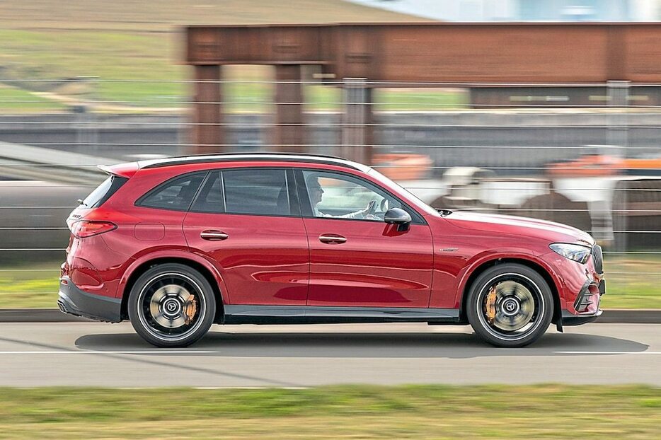 新型GLC 63は、標準的なスプリントでは旧型を僅差で凌ぐものの、時速200kmまでは0.5秒の遅れを喫している。