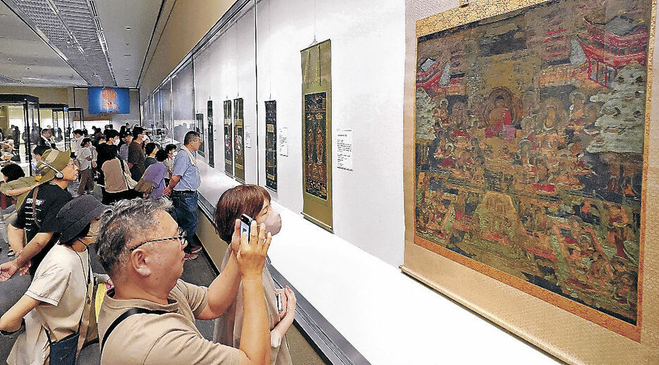 「阿弥陀浄土曼荼羅」などの仏画を鑑賞し、名残を惜しむ来場者＝金沢市の石川県立美術館