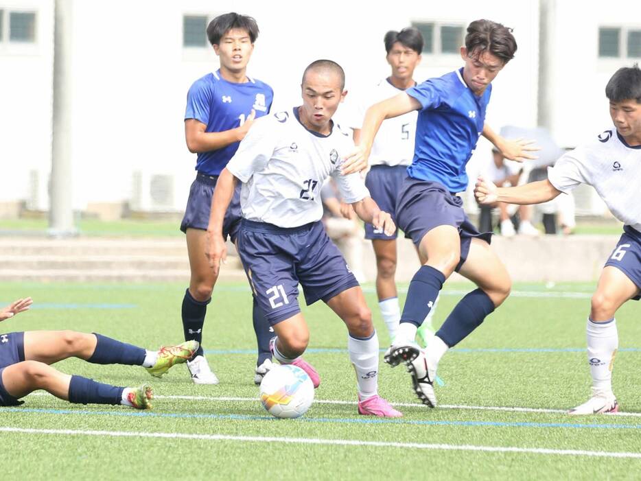 鵬学園高の強力MF猪谷悠太(3年=かほくFCジュニアユース出身)がゴールへ向けて前進(Taro YOSHIDA)