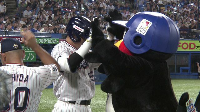 今季16号を放ちつば九郎とハイタッチ