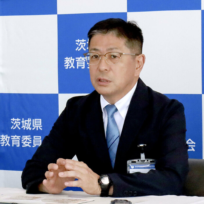 記者会見する茨城県教育委員会の柳橋常喜教育長（写真・共同通信）