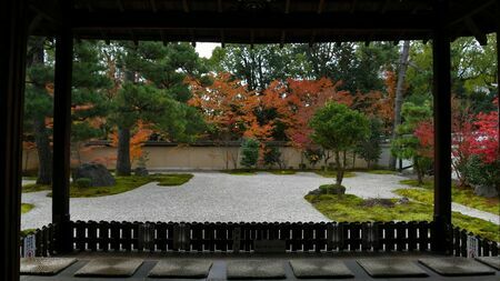 京都・廬山寺にある源氏の庭（写真：calcium01 / PIXTA）