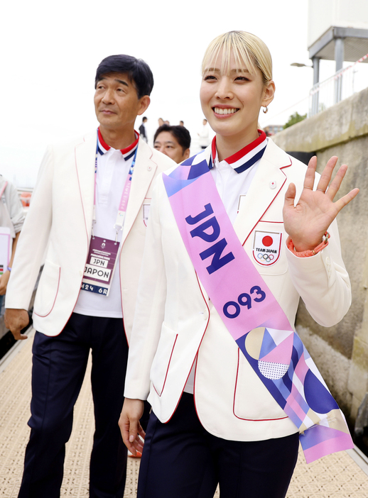 　セーヌ川で行われるパリ五輪の開会式に臨む旗手の江村美咲（提供・ゲッティ＝共同通信社）