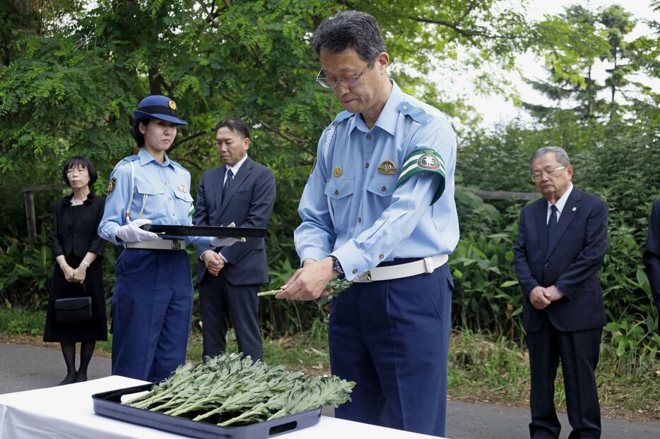 飲酒ひき逃げ事件の現場で献花する北海道警小樽署の竹内哲署長＝13日午後、北海道小樽市