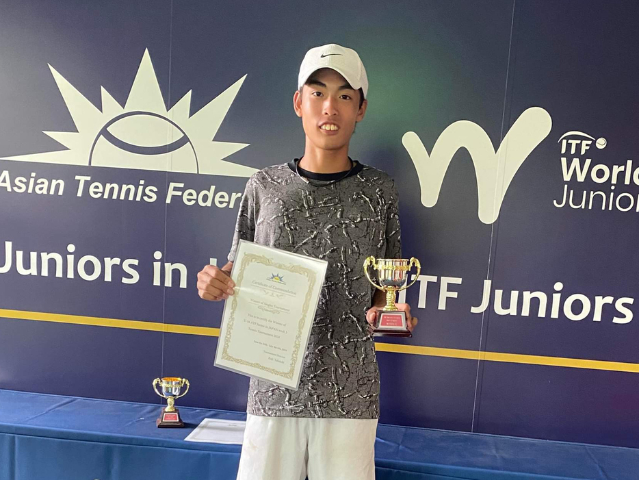 「ATF Juniors in Japan U16 - week 3」（山梨・クラブヴェルデ）の男子シングルスで優勝を飾った新井健太（MAT Tennis Academy）（写真提供◎SPORTS SUNRISE .COM）