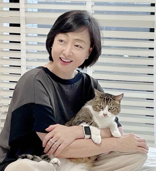 愛猫と戯れる川上麻衣子さん。スマホを見ない至福のとき