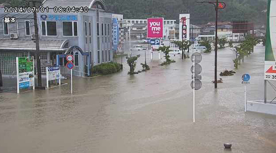 大雨の影響で冠水した福岡県宗像市の市街地＝1日午前（市提供）